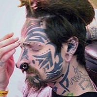 Tatuaje en la cara de tracería