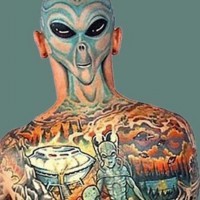 originale viso di aliene sulla testa e schiena tatuaggio