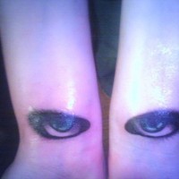 Tatuaje de ojos en muñecas