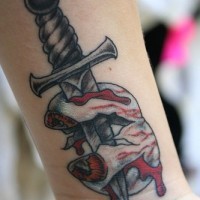 Reißender Augapfel auf Messer Tattoo