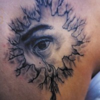 Tatuaje de un ojo llorando en una piel