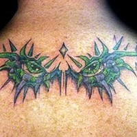 Le tatouage d'entrelacs d’œil vert sur le dos