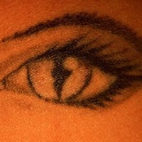 occhio femminile di gatta tatuaggio