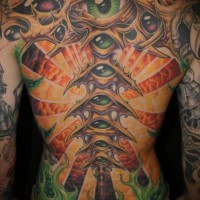 el tatuaje grande y muy colorado  de muchos ojos por toda la espalda