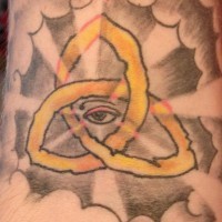 Le tatouage d’œil omniscient avec le symbole de trinité