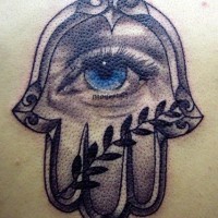 hamsa con realistico occhio blu tatuaggio