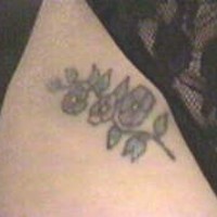 Lila Blüten erotisches Tattoo