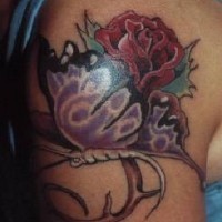 Tatuaje mariposa color púrpura en una rosa