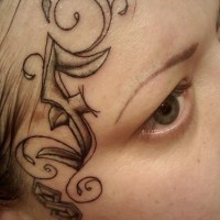 Semplice ornamento tatuato sulla testa della ragazza