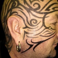 Tatuaje tribal de grandes dimensiones en cara y cabeza