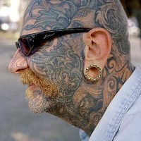 Rizos tatuados en toda la cara