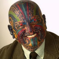 Le tatouage multicolore sur le visage