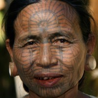 Tatuaje cultural en la cara