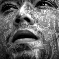 Tatuaje en toda la cara con multitud de detalles