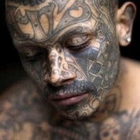 Tatuaje en toda la cara, mezcla de las formas y figuras