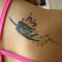 fata volante silhouette tatuaggio sulla spalla
