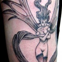 Le tatouage de fée sexy à l'encre noir