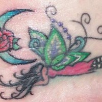 Tatuaje de una hada durmiendo y una luna con rosa