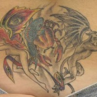 Tatuaje a color de hada y un demonio