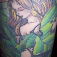 Tatuaje de una chica con corona en hierba