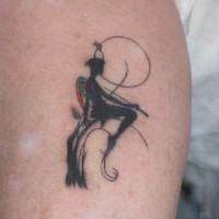 Le tatouage de silhouette d'une fée sur l'arbre avec entrelacs