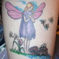 Le tatouage de jeune fée sur le lac avec des fleurs en couleur