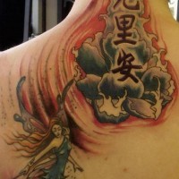 Tatuaje de un lotus con jeroglíficos y una hada