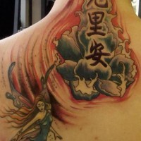El tatuaje de una hada con una flor de loto con jeroglificos chinos en color
