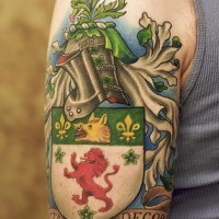 Le tatouage de bras avec une crête de famille en couleur