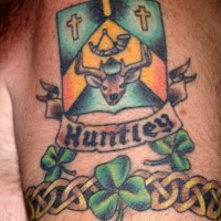 Le tatouage de crête de famille Huntley en couleur