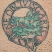 Le tatouage de crête de famille avec une devise Ne obliviscaris