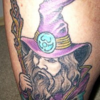 Tatuaje de un duende con sombrero púrpura