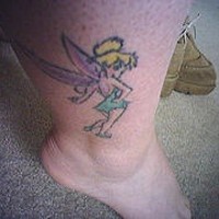 Tatuaje a color de Tinkerbell en pierna