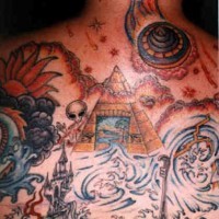 Tatuaje a color con muchos detalles de extraterrestres