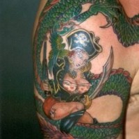 Le tatouage de femme pirate avec un dragon de mer en couleur