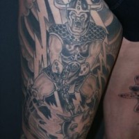 Tatuaje negro de un guerrero enfadado
