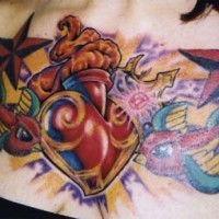 Tatuaje a color de varios detalles