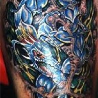Tatuaje de una serpiente azul en flores