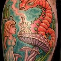 Le tatouage d'Alice au pays des merveilles avec une chenille