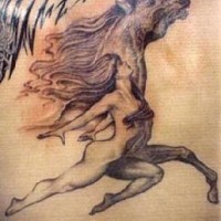 Tatuaje de mujer y caballo corriendo