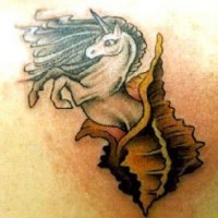 unicorno da conchiglia tatuaggio