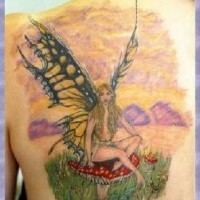 Tatuaje de paisaje con una hada en amanita