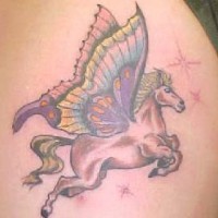 Le tatouage de cheval blanc avec des ailles de papillon