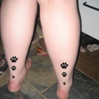 Le tatouage d'empreintes de pattes de chat sur les deux pieds