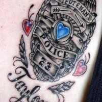 el tatuaje conmemorativo de un policia teniente taylorcon corazones de color