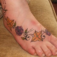 Le tatouage bracelet avec des fleurs de l'automne sur le pied