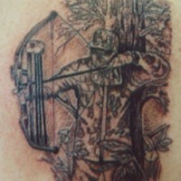 el tatuaje realista de un cazador con un arco