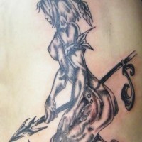 Interesante tatuaje guerrera desnuda con jabalina
