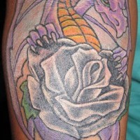 tatuaje de dragón morado con una rosa negra