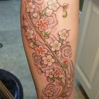 splendido mazzo di fiorl piccoli sul gamba tatuaggio